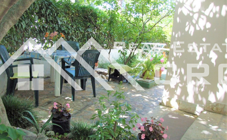 Apartment house in a beautiful location, first row to the sea, for sale (11)