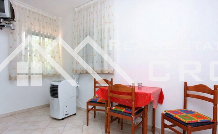 Apartment house in a beautiful location, first row to the sea, for sale (9)