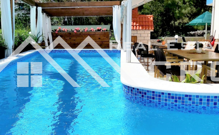 Beautiful apartment villa in a quiet location, second row to the sea and a beach, for sale (1)