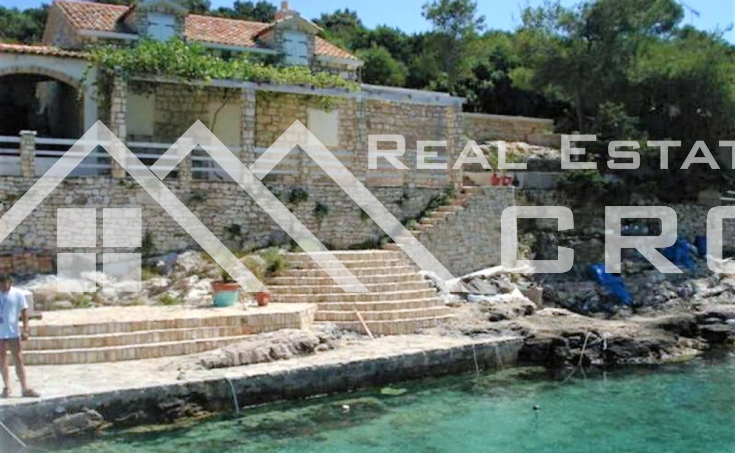 Beautiful traditional house in a quiet bay, first row to the sea, for sale