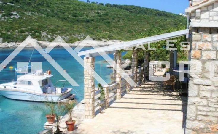 Vis properties - Beautiful traditional house in a quiet bay, first row to the sea, for sale