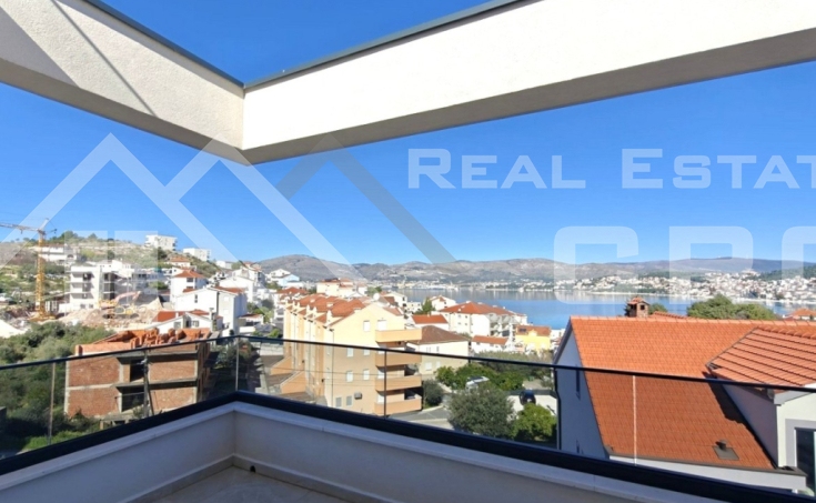 Ciovo properties – Spacious penthouse apartment in an excellent location boasting a sea view, for sale