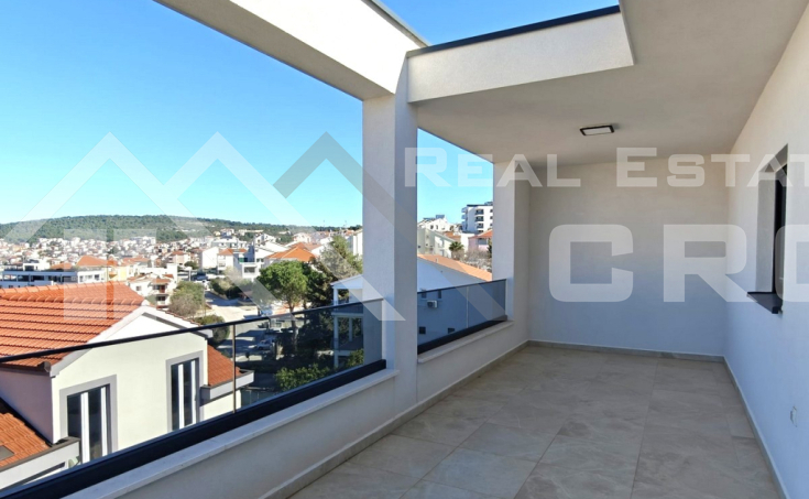 Spacious penthouse apartment in an excellent location (3)