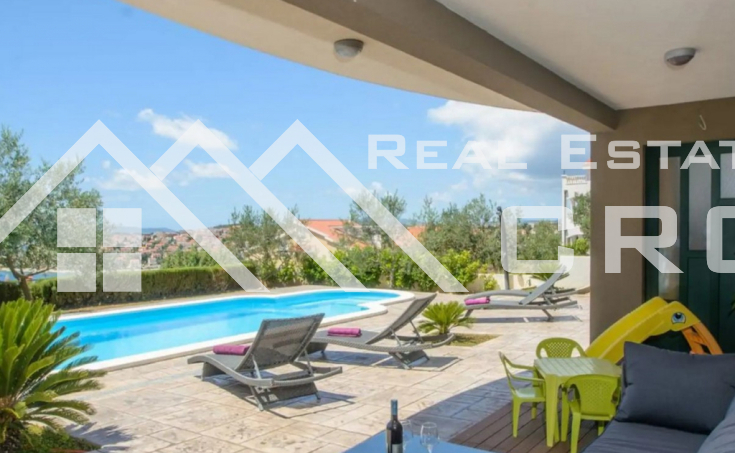 Spacious, luxuriously appointed villa with a beautiful courtyard boasting a sea view, for sale (8)