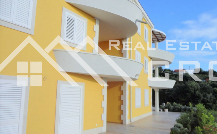 Large apartment house in the immediate vicinity of the sea and a beach, for sale (1)