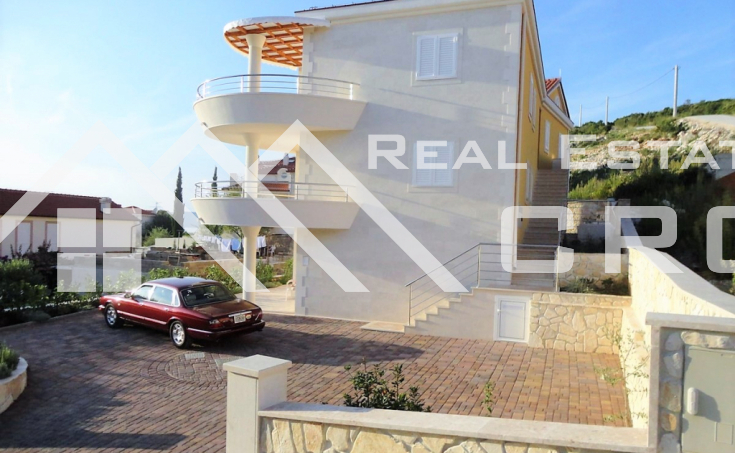 Large apartment house in the immediate vicinity of the sea and a beach, for sale (2)
