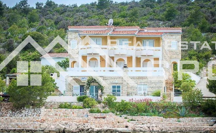 Large apartment house in the first row to the sea and above a small beach, surroundings of Rogoznica, for sale (11)