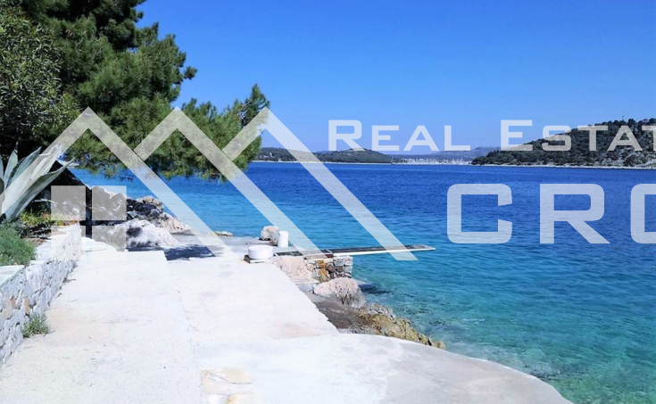 Large apartment house in the first row to the sea and above a small beach, surroundings of Rogoznica, for sale (9)