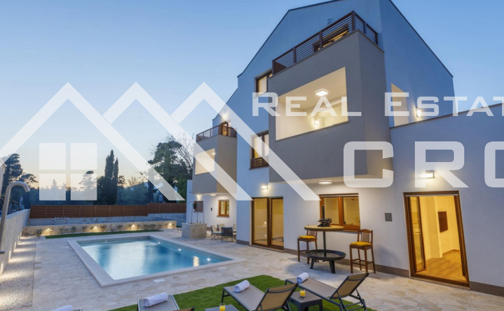 Nekretnine Trogir - Luksuzna nekretnina od dvije dvojne vile s bazenom i garažom, u Kaštelima, na prodaju