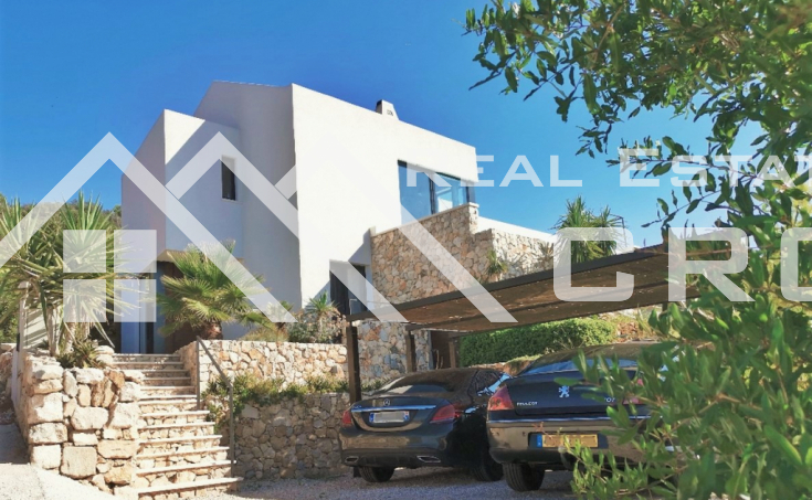 Modern villa in a serene environment with a gorgeous panoramic sea view, for sale (9)