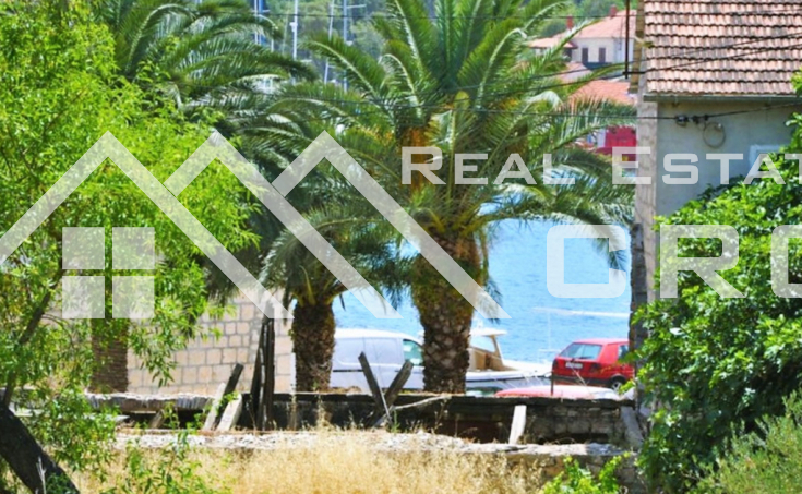 Brac properties - Building land in an excellent location, in the center of the settlement and with a sea view, for sale