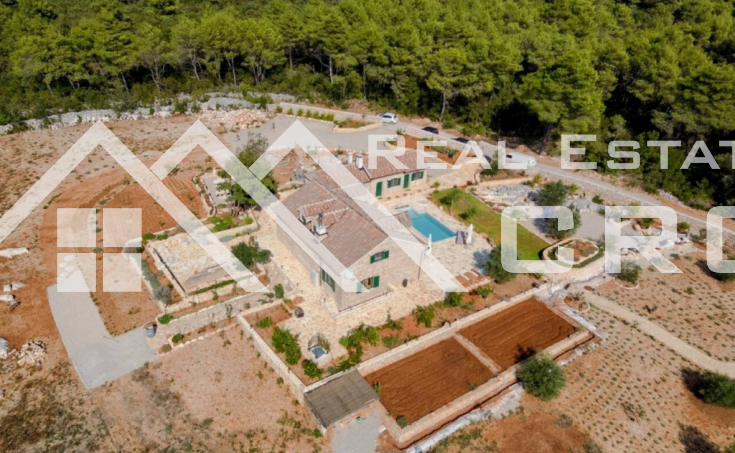 Hvar Immobilien - Einzigartige Steinvilla mit Swimmingpool auf einem wunderschönen, autochthonen Anwesen, zum Verkauf
