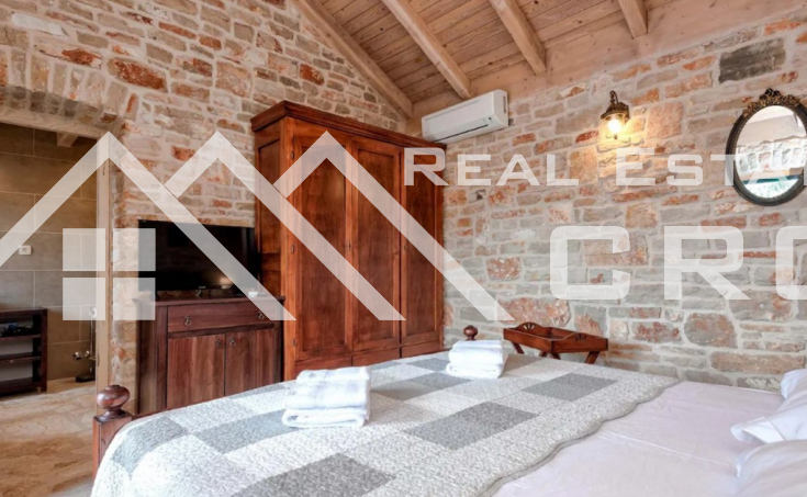 Unique stone villa with a swimming pool on a beautiful, autochthonous estate, for sale (3)