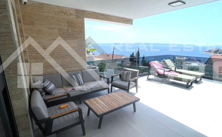 Luxuriously furnished villa with a pool and a garage, in an excellent position boasting sea views, for sale (7)