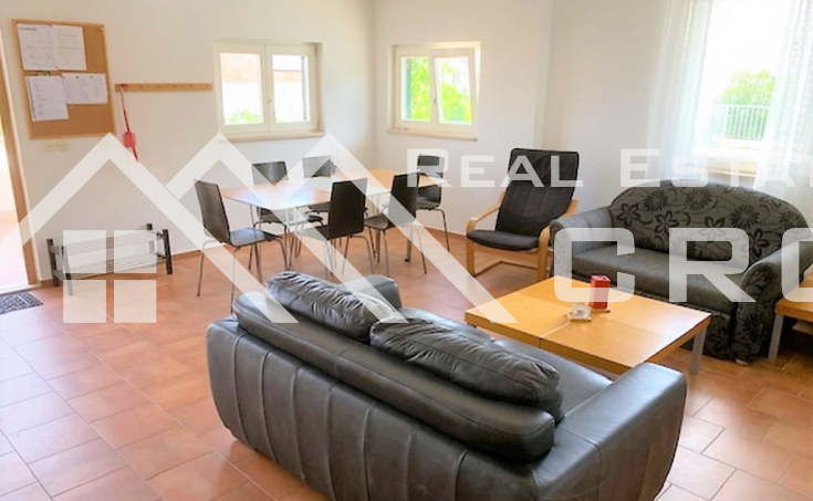 Charming apartment villa with a pool, in a lovely position offering sea views, for sale (10)
