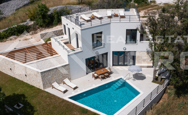 Elegant villa in a picturesque setting with wonderful views, for sale (8)