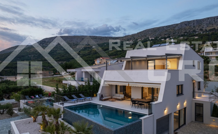 Imposing villa with a beautiful view of the sea (1)