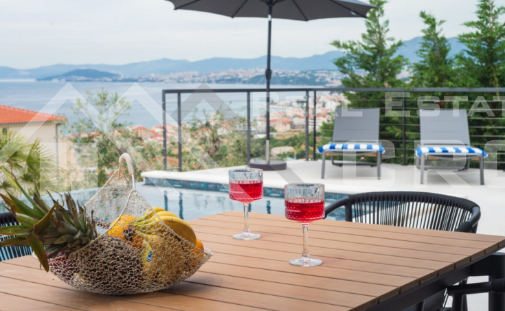Imposing villa with a beautiful view of the sea (11)