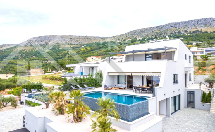 Split properties - Imposing villa with a beautiful view of the sea, surroundings of Split, for sale