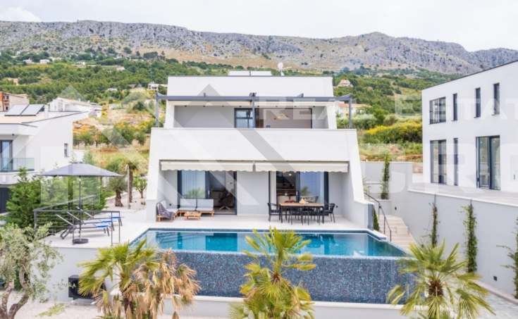 Imposing villa with a beautiful view of the sea (3)