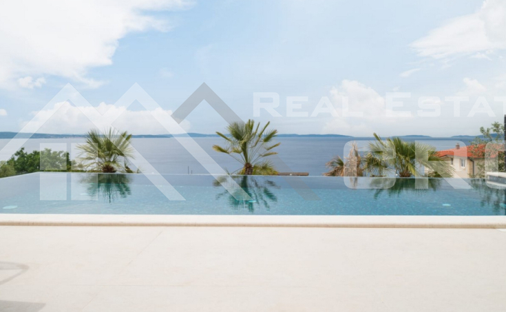 Imposing villa with a beautiful view of the sea (4)