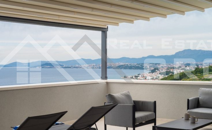 Imposing villa with a beautiful view of the sea (5)