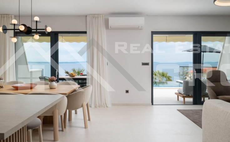 Imposing villa with a beautiful view of the sea (7)