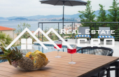 Imposing villa with a beautiful view of the sea (11)