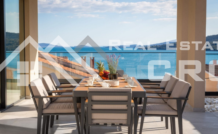 Trogir Immobilien – Eine außergewöhnliche Villa auf vier Etagen, nahe dem Meer und dem Strand, Umgebung von Trogir, zum Verkauf