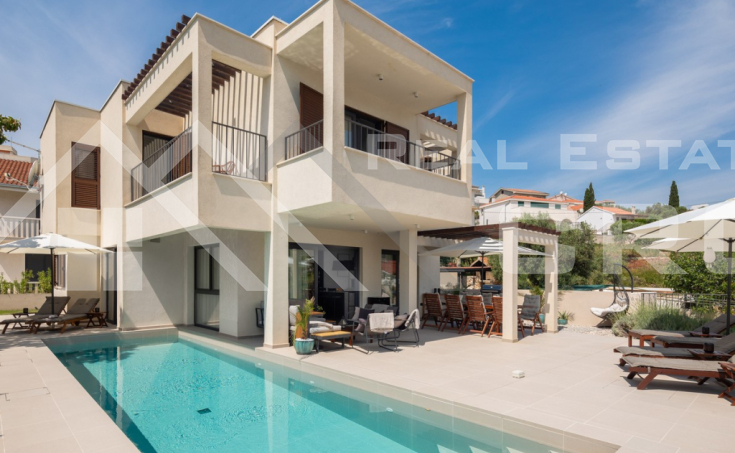 Elegant, fully furnished villa in the second row to the sea and pebble beach, for sale (6)