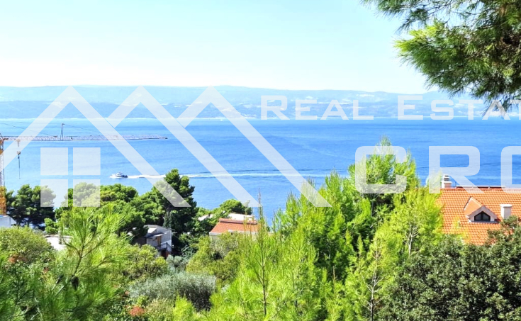 Omis Immobilien – Baugrundstück mit Projekt, in ausgezeichneter Lage nahe dem Meer und den Stränden, Riviera von Omis, zum Verkauf