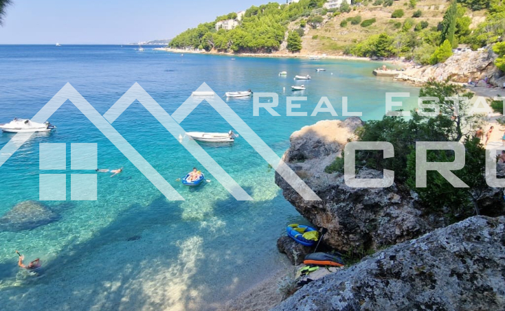 Building land with a project, in an excellent location near the sea and beaches, Omis r (1)