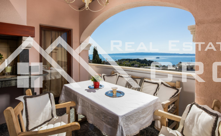 Split properties - Truly spacious, fully furnished apartment in a sought-after neighborhood with a beautiful view of the sea, for sale