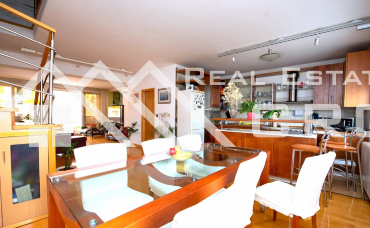 Split properties - Fully furnished apartment on two spacious floors, in an excellent city location, for sale