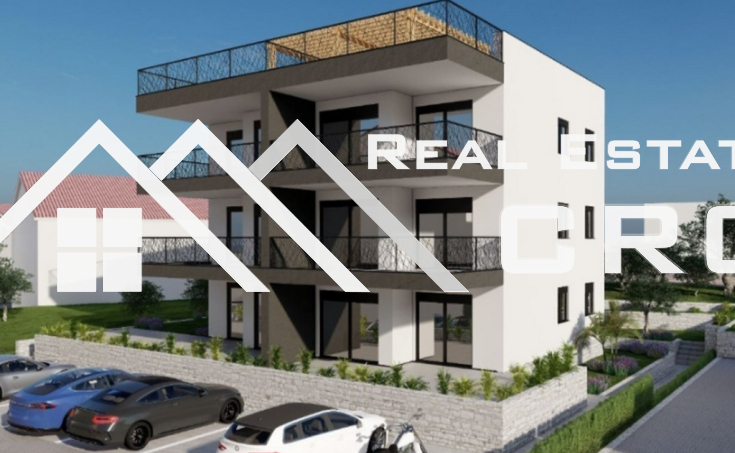 Ciovo Immobilien– Schöne, modern gestaltete Wohnung mit Terrassen und Garten, in ausgezeichneter Lage nahe dem Meer, Stränden und Annehmlichkeiten, zum Verkauf