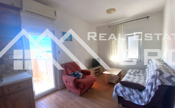 Apartment house with potential, in a great location with a beautiful view and near the sea, (5)