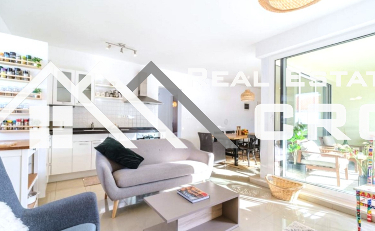 Brac Immobilien – Wunderschön möbliertes Apartment mit drei Schlafzimmern, einer komfortablen Loggia und einem kleinen Garten, zum Verkauf