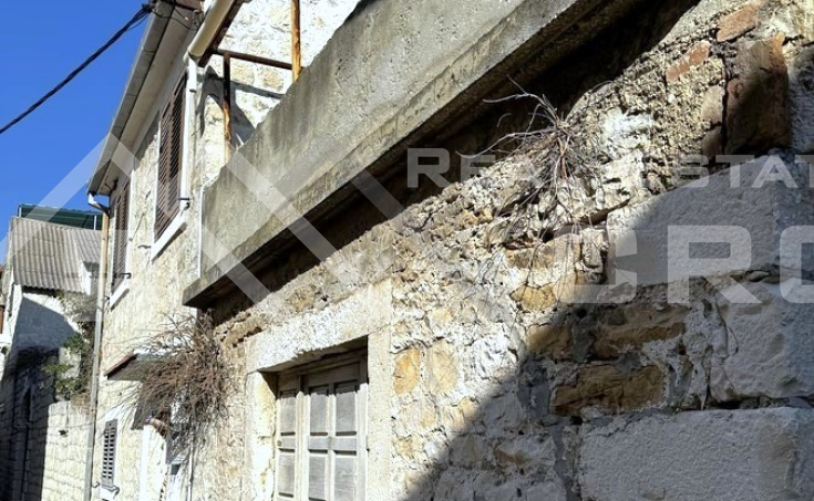 Historic stone house for renovation, placed in the first row to sea in Kastela, for sale (9)