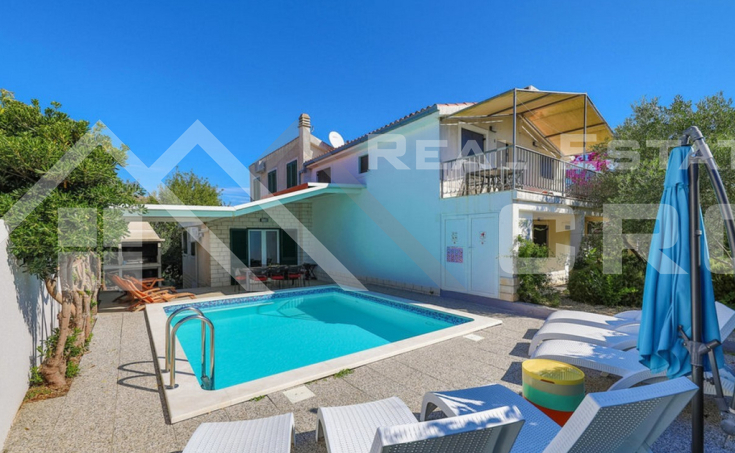 Ciovo Immobilien– Charmant eingerichtetes Haus mit Swimmingpool und mediterranem Garten, in ruhiger Umgebung, zum Verkauf