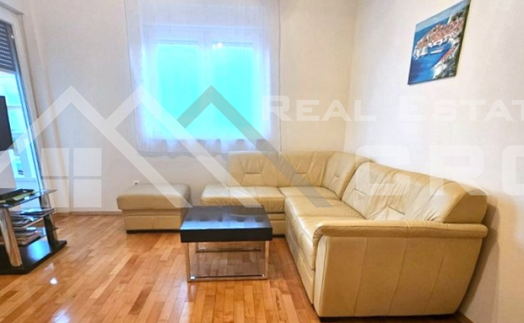 Ciovo Immobilien – Möblierte Zwei-Zimmer-Wohnung mit Balkon, zum Verkauf