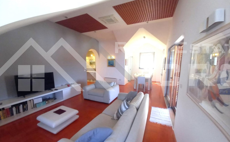 Spacious three-bedroom apartment with a beautiful view of the sea, for sale