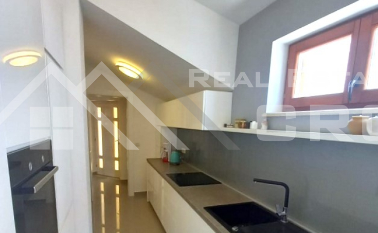 Spacious three-bedroom apartment with a beautiful view of the sea, for sale (13)