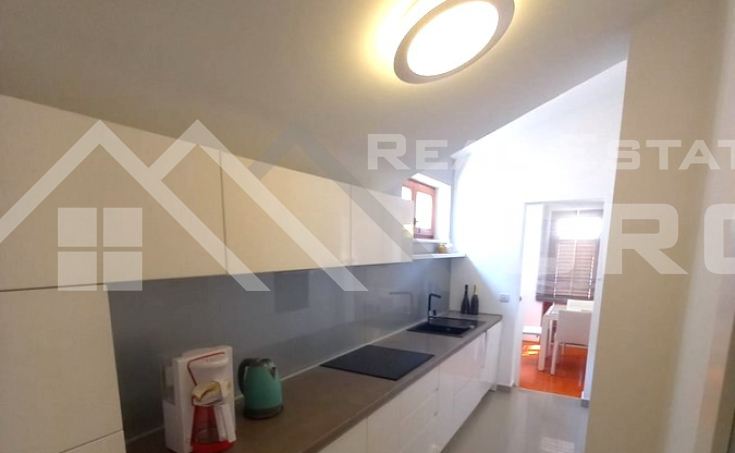 Spacious three-bedroom apartment with a beautiful view of the sea, for sale (5)