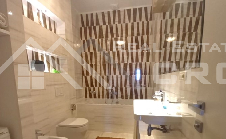 Spacious three-bedroom apartment with a beautiful view of the sea, for sale (7)