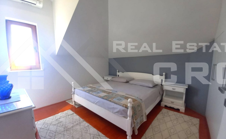 Spacious three-bedroom apartment with a beautiful view of the sea, for sale (8)