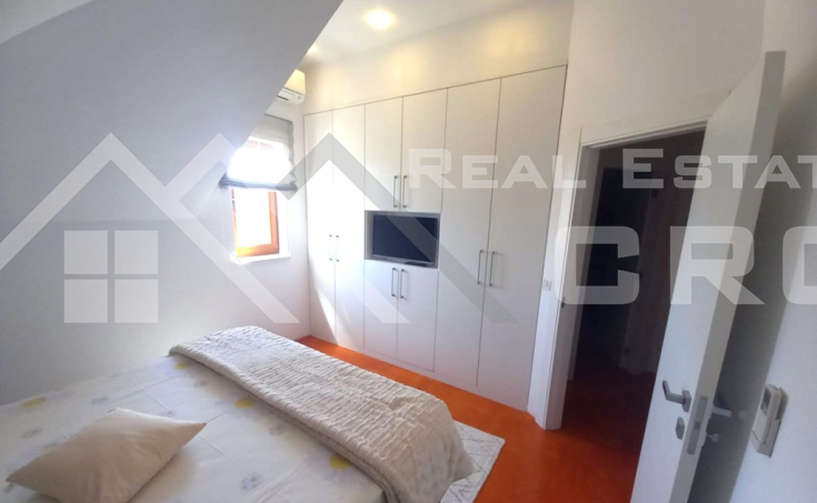 Spacious three-bedroom apartment with a beautiful view of the sea, for sale (9)