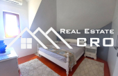 Spacious three-bedroom apartment with a beautiful view of the sea, for sale (8)