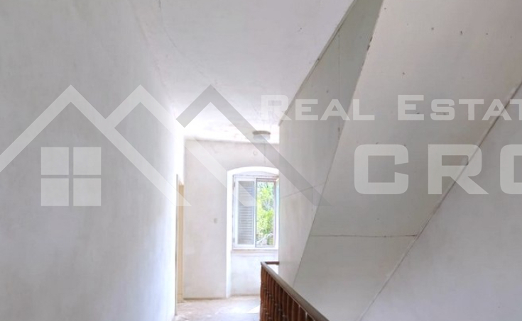 Spacious stone house for renovation, on a large plot with a view, for sale (2)