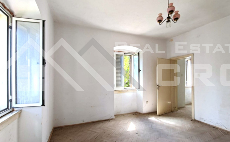 Spacious stone house for renovation, on a large plot with a view, for sale (4)