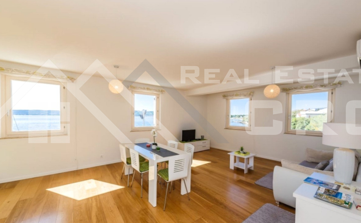 Nekretnine Kaštela - Krasni dvosobni apartman s pogledom, odmah iznad mora i plaže, na prodaju